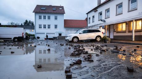 Steine wurden bei einer Überflutung in der Gemeinde Bisingen herausgerissen.