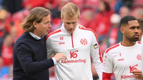 Der Mainzer Trainer Bo Henriksen (l) und Jonathan Burkhardt (M).