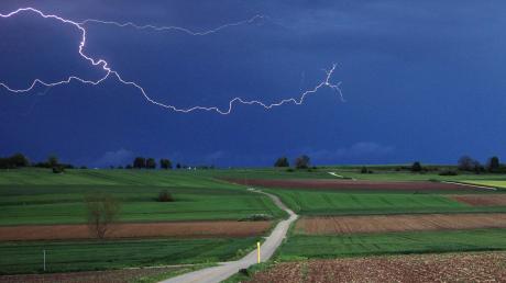 Ein Blitz zuckt aus einer Gewitterzelle über Kirchheim am Ries.