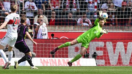 Münchens Torhüter Manuel Neuer hechtet nach einem Ball.