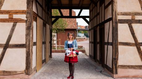 Manon Zinck-Dambach, die vor kurzem zur Auslandsdeutschen des Jahres gewählt wurde, steht in Mommenheim vor einem Fachwerkgebäude.