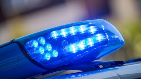 Ein Blaulicht ist auf dem Dach eines Polizeifahrzeugs zu sehen. Nach dem möglicherweise unnatürlichen Tod einer Heimbewohnerin hat die Staatsanwaltschaft Osnabrück Ermittlungen aufgenommen.
