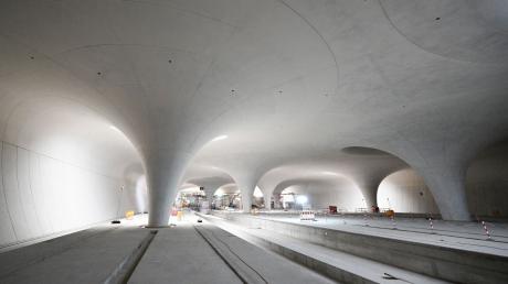 Auf der Baustelle des milliardenschweren Bahnprojekts Stuttgart 21 ist der Rohbau des Tiefbahnhofs mit seinen markanten Lichtaugen weitgehend fertiggestellt.