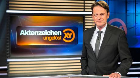 ZDF-Moderator Rudi Cerne im Studio der Sendung «Aktenzeichen XY ... ungelöst». Auch am 8. Mai 2024 läuft eine neue Folge im TV.