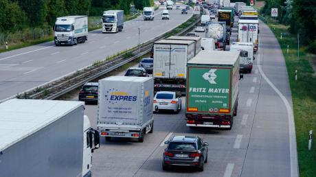 Lastwagen und Autos stehen auf der Autobahn 6 vor dem Autobahnkreuz Walldorf in Richtung Heilbronn im Stau.