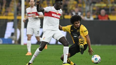 Silas Katompa Mvumpa (l) vom VfB Stuttgart und Dortmunds Karim Adeyemi kämpfen um den Ball.