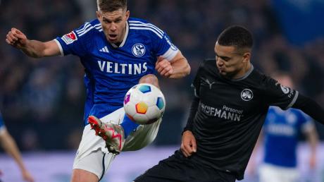 Schalkes Simon Terodde (l) und Greuter Fürths Maximilian Dietz kämpfen um den Ball.