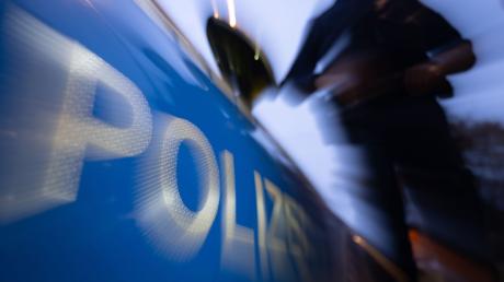 Die Polizei ermittelt, nachdem ein Unbekannter bei Wittislingen ein Ei auf ein Auto warf.