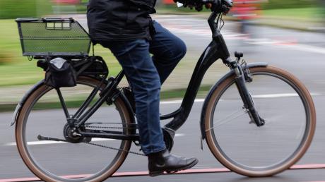 Ein Radfahrer mit seinem Pedelec ist am Montag in Leipheim mit einem Auto kollidiert.
