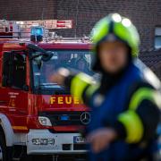 Die Feuerwehr rückte zu einem brennenden Wohnwagen in Lechhausen aus.