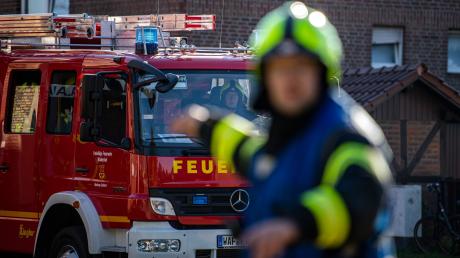 Die Feuerwehr rückte zu einem brennenden Wohnwagen in Lechhausen aus.