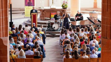 Sängerin Tine Wiechmann tritt in der Heiliggeistkirche während eines Taylor-Swift-Gottesdienstes auf.