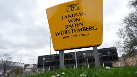 Ein Schild ist vor dem Landtag von Baden-Württemberg zu sehen.