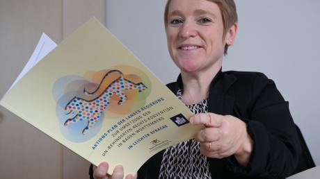 Simone Fischer, die Behindertenbeauftragte des Landes Baden-Württemberg, hat in ihrem Büro eine Broschüre zum Thema leichte Sprache in der Hand.