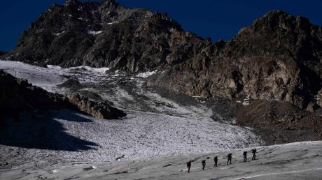 Eine Gruppe von Wanderern wandert auf dem Jamtalferner-Gletscher bei Galtür.