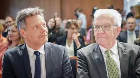Robert Habeck (Bündnis 90/Die Grünen) und Winfried Kretschmann (Bündnis90/Die Grünen) nehmen an der Veranstaltung der Landesregierung Baden-Württemberg «Land in Transformation» teil.