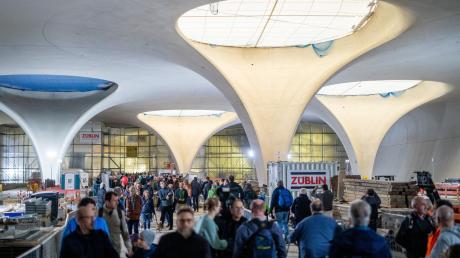 Besucher sehen sich während der «"Tage der offenen Baustelle» am Stuttgarter Hauptbahnhof die Halle an, in der später die Züge Ein- und Ausfahren werden.
