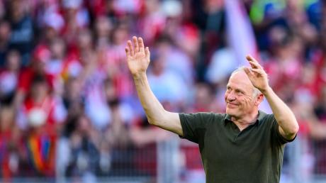 Freiburgs Trainer Christian Streich verabschiedet sich von den Fans nach dem Spiel.