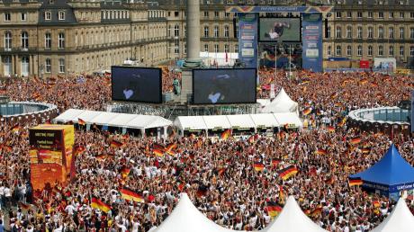 Ausgelassene deutsche Fußballfans feiern am 20.06.2006 bei einem Public Viewing.