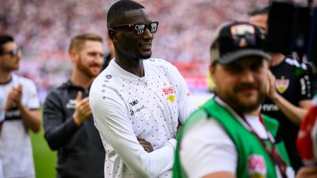 Stuttgarts Serhou Guirassy (M) trägt eine Brille auf der «Champions League» steht.