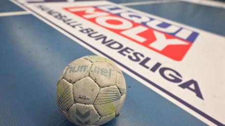 Handball: Bundesliga, ASV Hamm-Westfalen - HSG Wetzlar, 6. Spieltag, Westpress-Arena: Ein Handball liegt auf dem Boden, dahinter ist das Logo der Handball-Bundesliga (HBL) zu sehen.