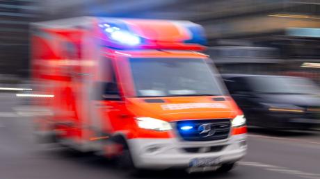 Aus gesundheitlichen Problemen ist ein 68-jähriger bei Offingen von der Fahrbahn abgekommen. Ein anderer Autofahrer begann sofort mit der Reanimation. 