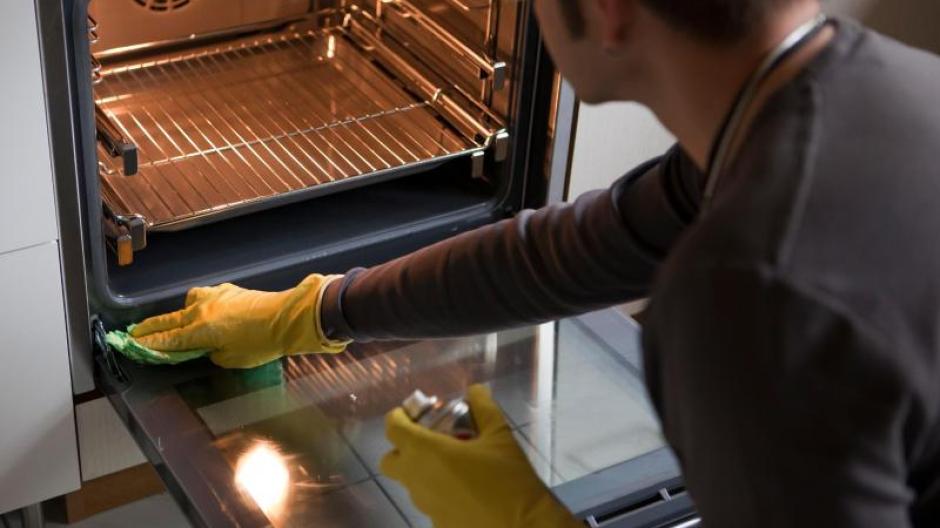 What home remedies can you use to clean the oven?  Should you use oven cleaner?  Here are the answers.