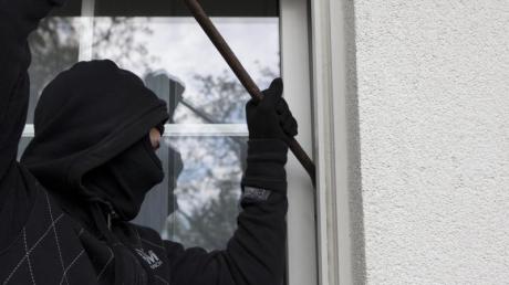 Mit schwerem Gerät haben es Einbrecher oft leicht, ins Haus einzusteigen - gerade durch gekippte Balkon- und Terrassentüren.
