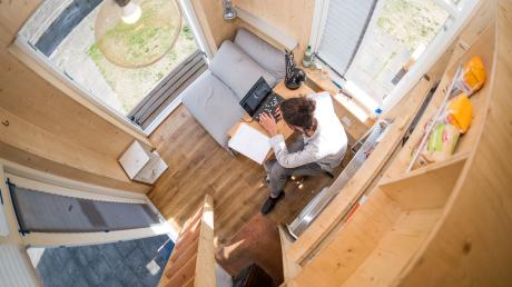 Leben und arbeiten in einem Mini-Häuschen: Ein Tiny House kann eine Antwort auf den Raummangel und steigende Immobilien-Preise in den Innenstädten sein.