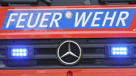 Die Feuerwehr musste gestern Abend in Obergriesbach einen brennenden Pkw löschen. (Symbolbild)