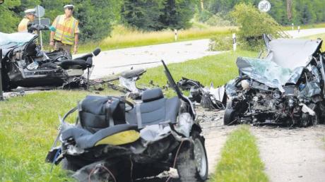 Das Auto des Unfallverursachers wurde durch den schweren Aufprall bei hoher Geschwindigkeit in zwei Teile gerissen. Bei dem Unfall am Samstagmittag nahe Donauwörth starben alle fünf Insassen der beiden beteiligten Wagen. 