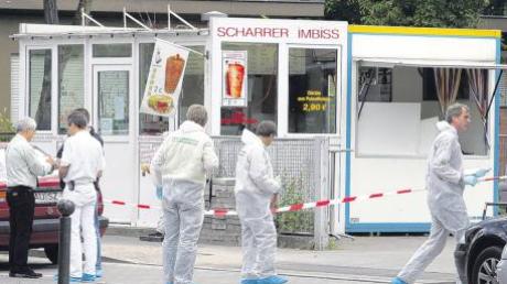 Polizisten der Spurensicherung arbeiten an einem Imbiss in Nürnberg, dessen Besitzer Ismail Y. (50) am 9. Juni 2005 erschossen aufgefunden wurde. Y. war das vierte Mordopfer der Rechtsextremisten in Bayern.  