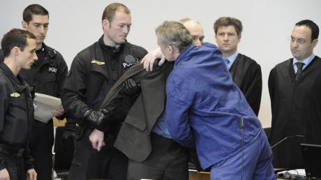 Als im Februar 2012 der Prozess gegen die Brüder Raimund M. (links) und Rudolf Rebarczyk begann, umarmten sie sich. Am Dienstag trafen sie sich erneut im Gerichtssaal.
