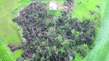 Zerstörte Gebäude, umgeknickte Bäume: Die Schäden sind enorm, die der Tornado am Mittwochabend in der Gemeinde Affing im Landkreis Aichach-Friedberg angerichtet hat.