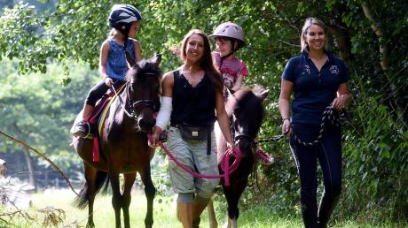 Die Familie Winterhalder erfüllt seit 50 Jahren in Horgau Kinderträume: Auf der Reitanlage können die Mädchen und Jungen Ponyreiten.