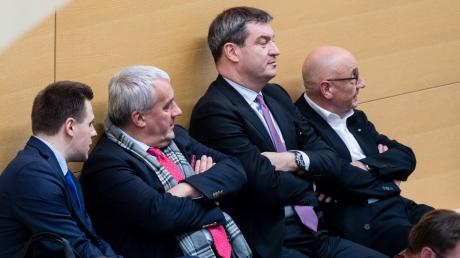 Die Abgeordneten Schalk, Bildungsminister Spaenle, Finanzminister Söder und der Abgeordnete Sauter (von links) mussten sich während der Sitzung des bayerischen Landtags anlehnen.
