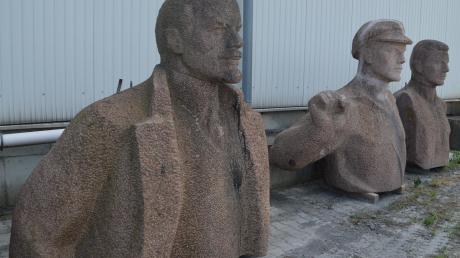 Skulpturen von einstigen Ostblock-Größen wurden am Samstag bei der Firma Natursteine Kurz in Gundelfingen versteigert. Für die Statuen hat sich bislang aber kein Käufer gefunden.  