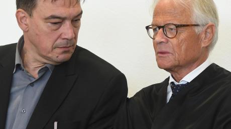Der Ex-Abgeordnete und sein Verteidiger: Linus Förster (links) und Walter Rubach am Donnerstag im Gerichtssaal. Gestern sagten mehrere Opfer des früheren SPD-Politikers aus. Die Frauen bestätigten weitgehend die Anklagevorwürfe. 