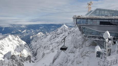 Mit einer Geschwindigkeit von fast 40 Stundenkilometern fährt die neue Rekord-Seilbahn von der Talstation in Grainau bis auf den Gipfel der Zugspitze, bekanntlich deutschlands höchster Berg. Die Teilnehmer der Jungfernfahrt am gestrigen Donnerstag zeigten sich begeistert. 
