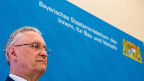 Der bayerische Innenminister Joachim Herrmann stellt am Dienstag die Halbjahresbilanz des Verfassungsschutzes vor.
