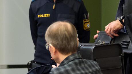 Ein Mann soll zwei Frauen bei München betäubt, gequält, vergewaltigt und schließlich getötet haben. Vor Gericht schwieg der 54-Jährige zu den Vorwürfen.