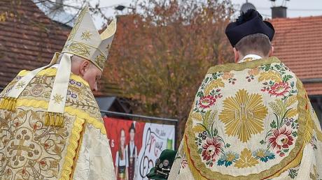 Augsburgs Bischof Konrad Zdarsa – hier links im Bild während eines Leonhardiritts – verlässt das Bistum aller Voraussicht nach schon im Juli.