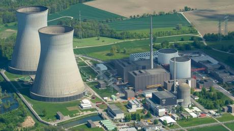 Deutschland will bis zum Jahr 2022 aus der Atomkraft aussteigen. Doch eine Einrichtung wird dann in Gundremmingen noch lange in Betrieb sein: Das Zwischenlager für die Brennstäbe, es ist im Hintergrund zu sehen – das weiße Gebäude hinterhalb des hohen Schornsteins. 