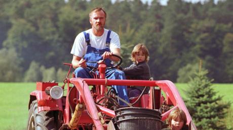 Riskantes Spiel: Für viele Kinder ist die Fahrt auf einem Traktor ein besonderes Erlebnis. Allerdings kann dabei auch sehr viel passieren. 