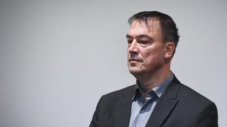 September 2017: der Augsburger Ex-Politiker Linus Förster vor Gericht. Er wurde wegen mehrerer Sexualstraftaten zu drei Jahren und zehn Monaten Haft verurteilt. Jetzt ist er wieder auf freiem Fuß.