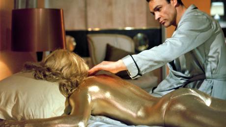 James Bond (Sean Connery) trauert um seine Geliebte. Im 007-Streifen „Goldfinger“ schreckt der gleichnamige, goldsüchtige Schurke vor nichts zurück. Er lässt Bonds Gespielin ganz mit Goldfarbe überziehen, was zu ihrem Tod führt. Das umstrittene Steuersparmodell „Goldfinger“ ist nach dem Film benannt.