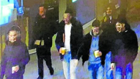 Bilder einer Überwachungskamera zeigen die Jugendgruppe kurz vor der Gewalttat am Königsplatz. 	