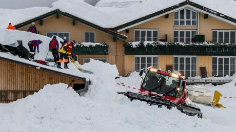 Feuerwehr und Bergwacht schaufelten nach der Lawine die Dächer des Hotels frei. 