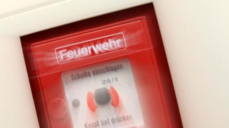 Ein Unbekannter hat einen Feueralarm in der Tiefgarage eines Warenhauses in Augsburg ausgelöst. 