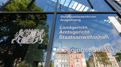 Am Augsburger Landgericht läuft seit einem halben Jahr einer der spektakulärsten Steuerstrafprozesse. Das „Goldfinger“-Verfahren um angeblich milliardenschwere Steuerhinterziehung findet bundesweit viel Beachtung.  
